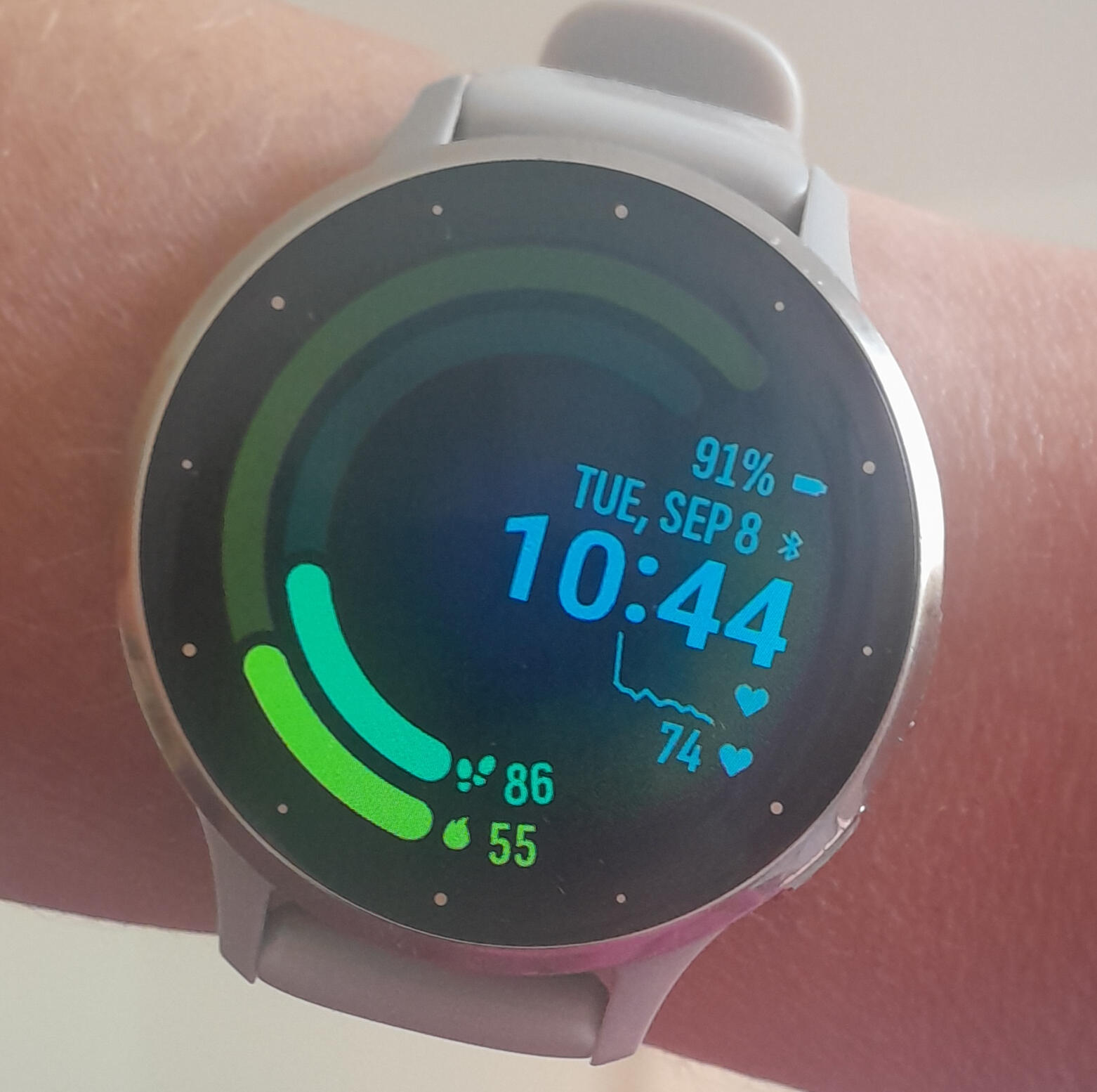 Garmin watchface showing partly filled bars. Using an external Garmin watchface, daily guideline limits for active calories and steps can be viewed. As the day goes by, energy and steps actually used shows against the guidelines limits, enabling you to res